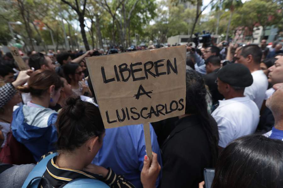 Policía política de Venezuela detiene a periodista y activista