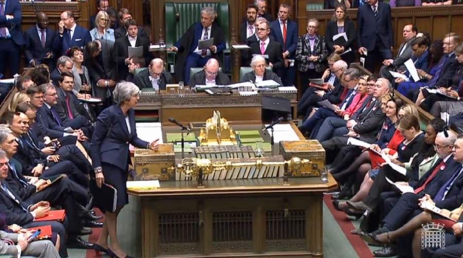 Afonía impide a May abrir el debate sobre un posible 'brexit' sin acuerdo