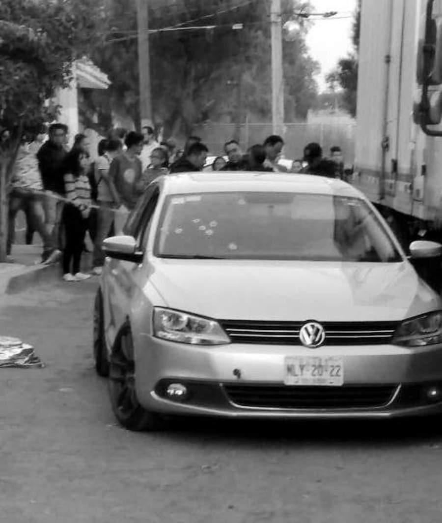Matan a familia a bordo de su auto en Tecámac