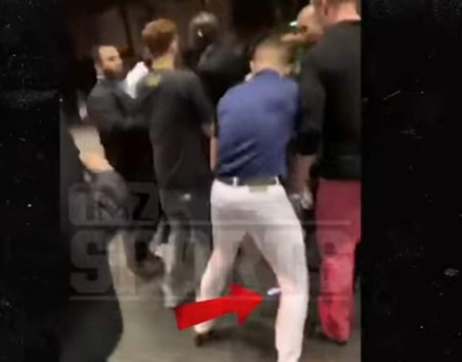 Detienen al luchador Conor McGregor por estrellar el celular de un fan