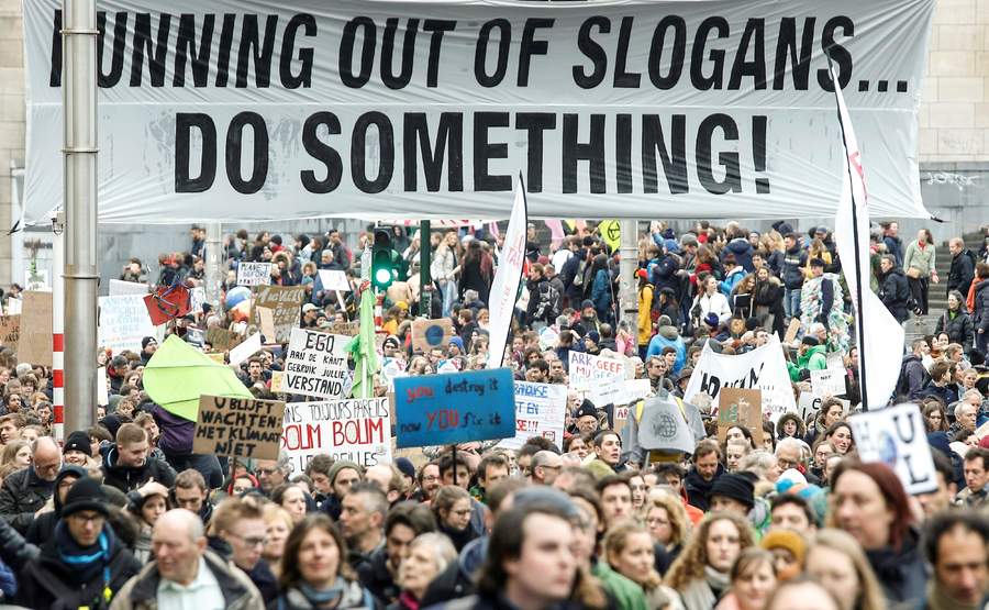 Jóvenes marchan en todo el mundo para exigir políticas contra cambio climático