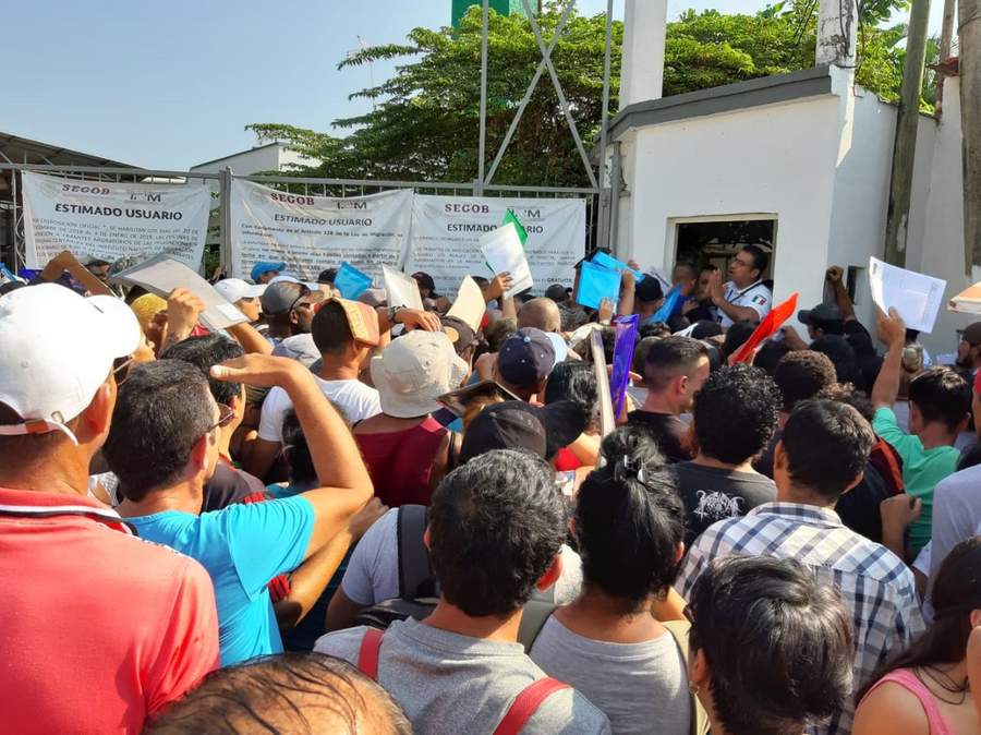 Trasladan a 72 cubanos a Veracruz tras trifulca en Chiapas