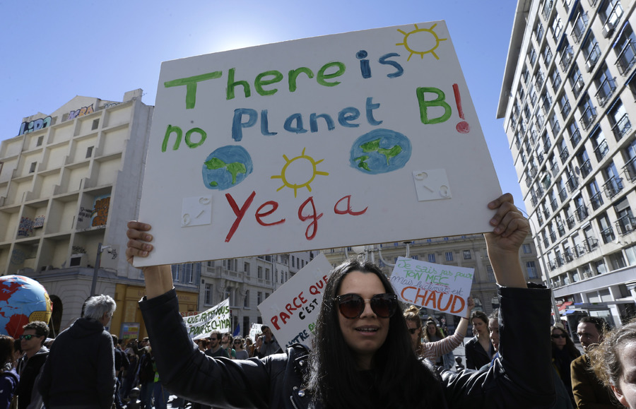 Miles exigen más acción contra cambio climático
