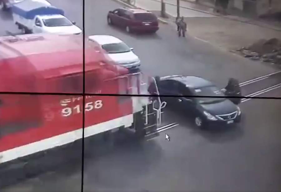 Tren y automóvil protagonizan estremecedor accidente en Xochimilco