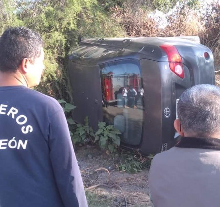 Vuelca vehículo y arrolla a un peatón en Torreón
