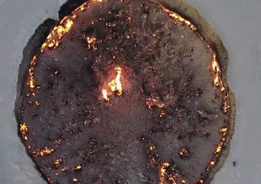 Dron capta cráter que lleva en llamas más de 40 años