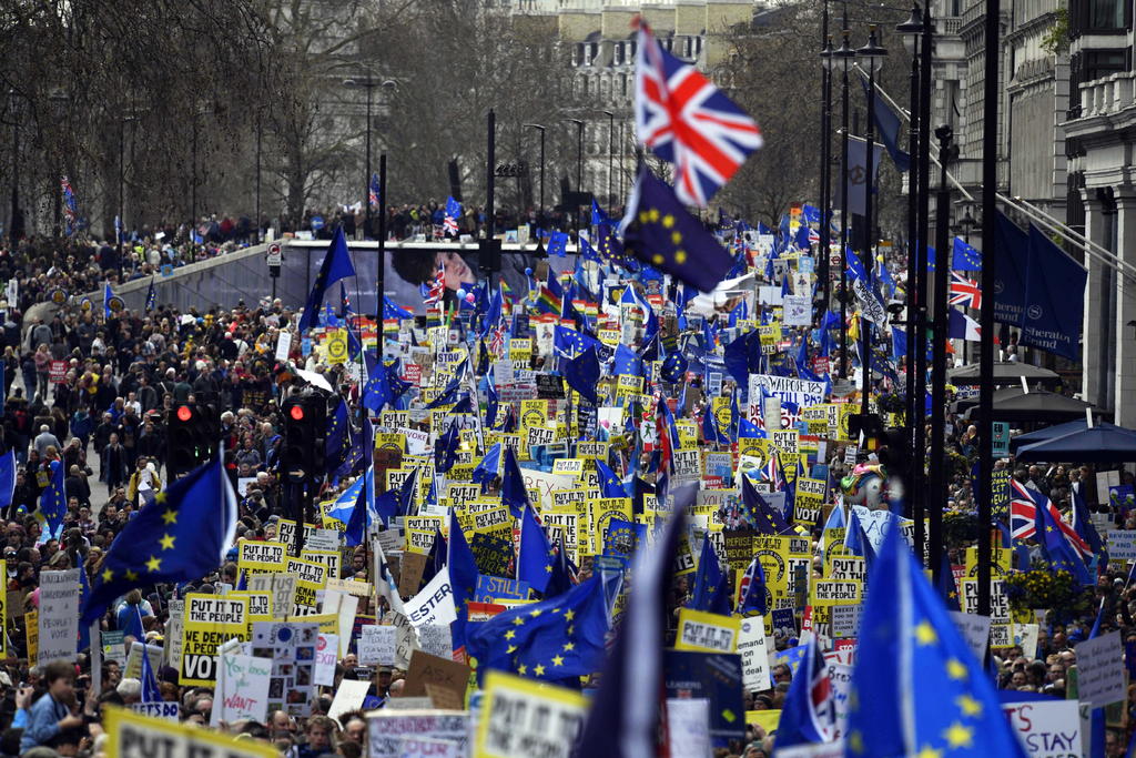 Miles marchan en rechazo por el Brexit