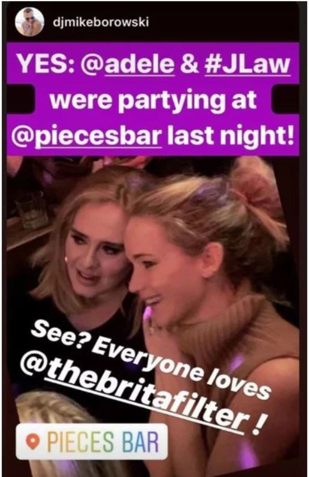 Se divierten en un bar gay