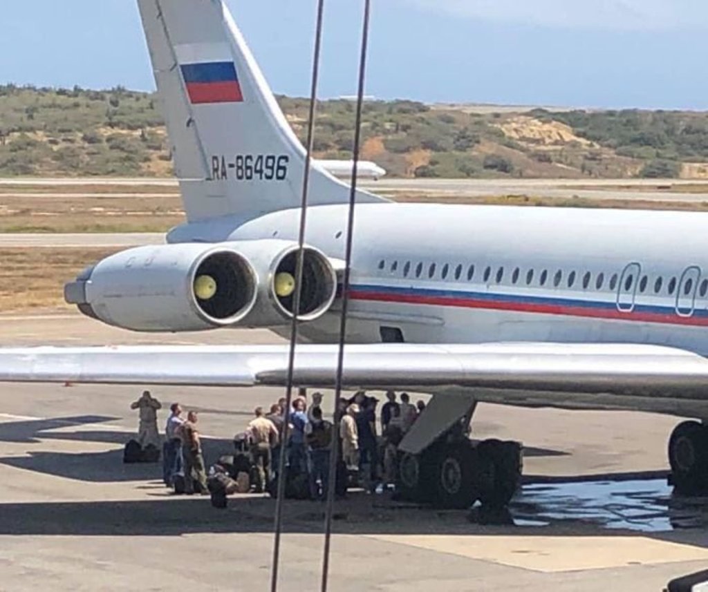 Llegan aviones rusos a aeropuerto de Venezuela