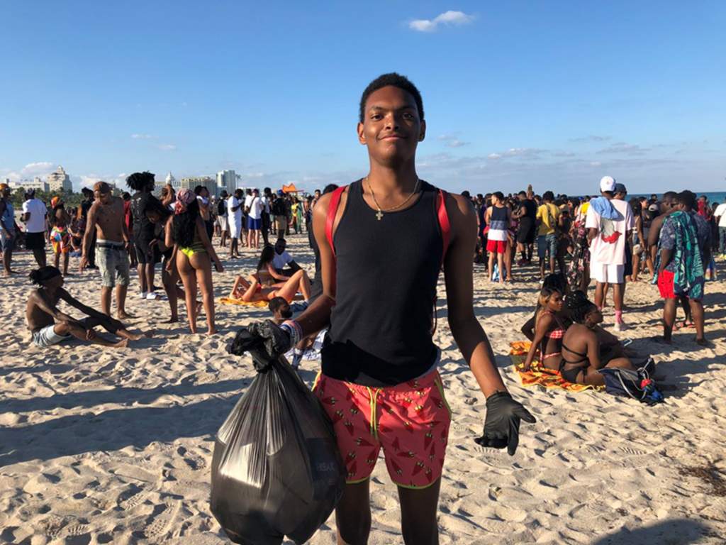 Estudiante recoge basura durante ´spring break’ en Florida