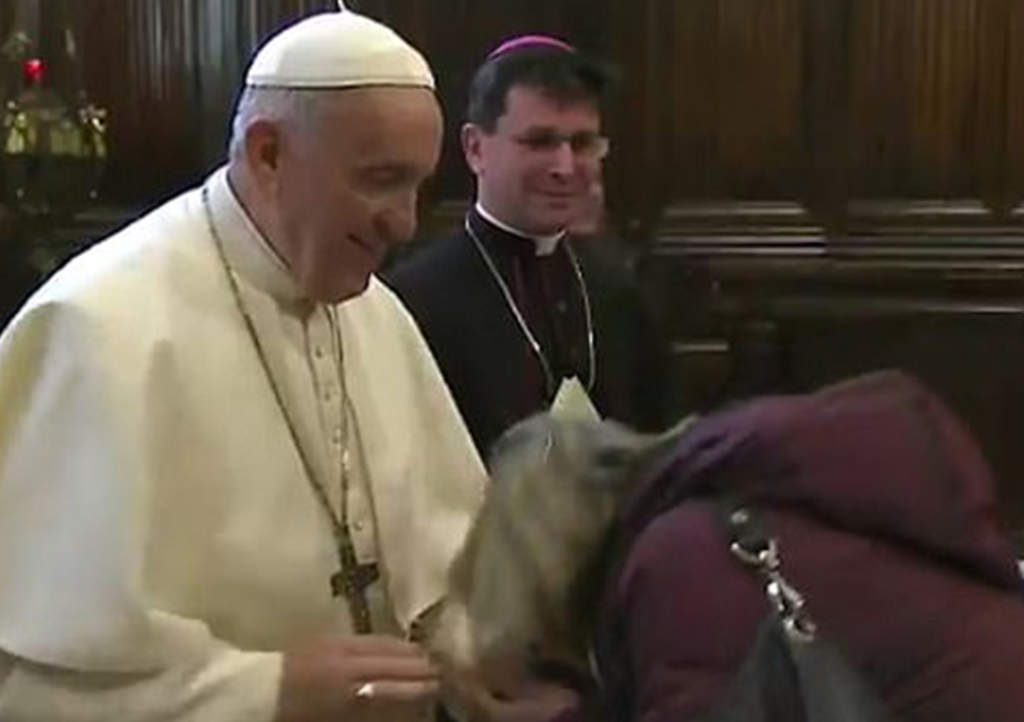 Papa Francisco genera polémica por evitar que feligreses besen su anillo
