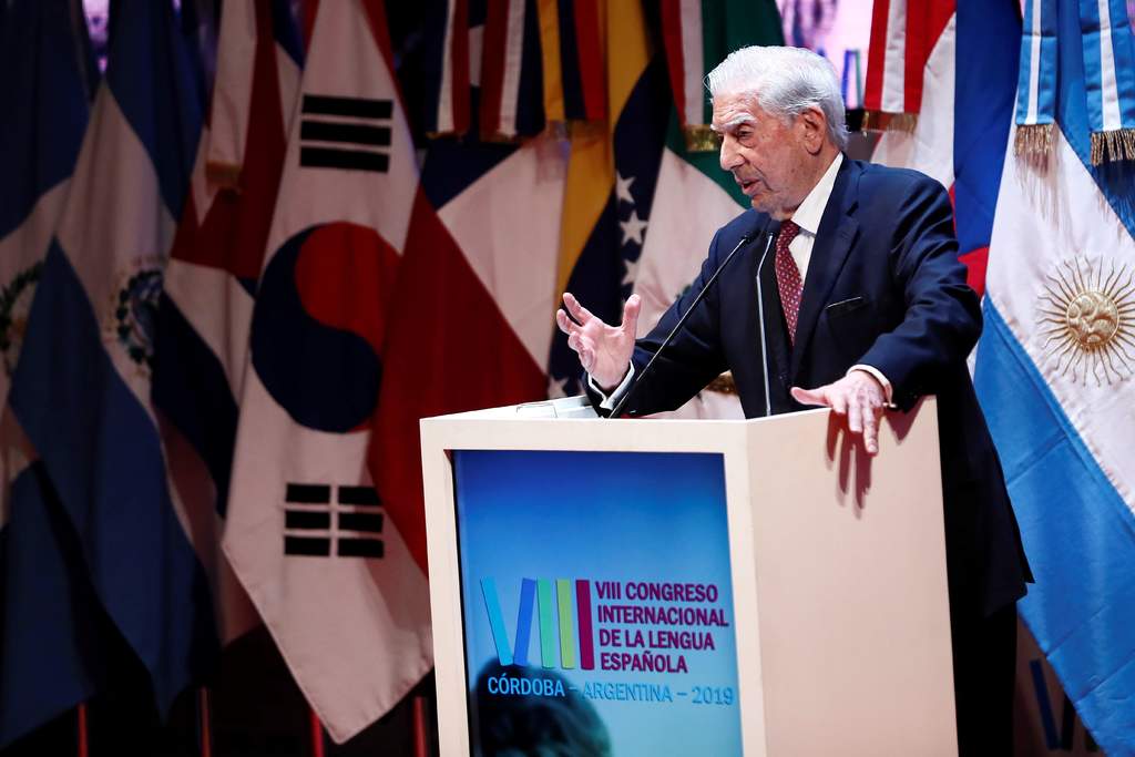 Obrador debió disculparse con indígenas: Vargas Llosa