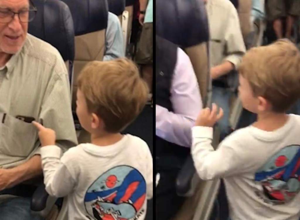 Niño saluda a los pasajeros de un avión durante abordaje