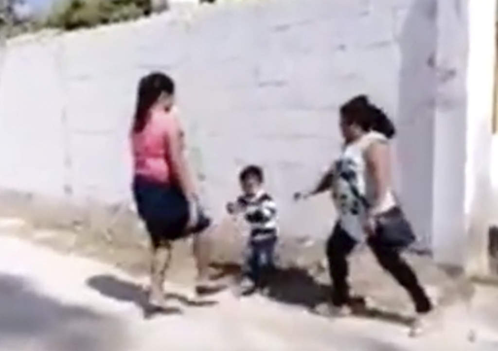 Mujer patea a niño durante pelea