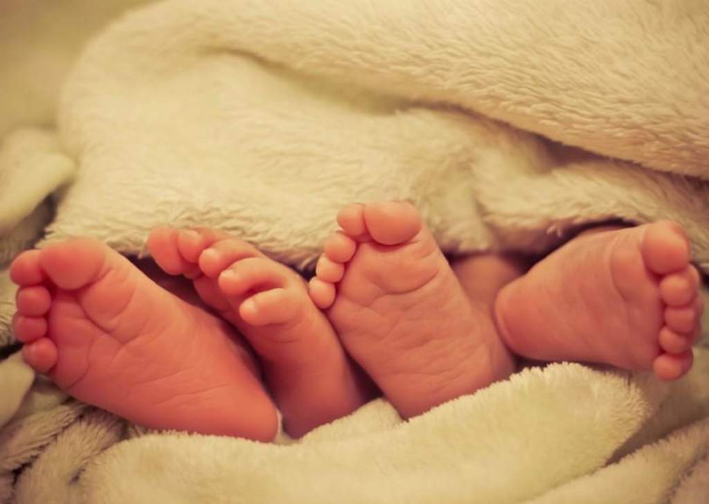 Mujer da a luz a gemelos un mes después de nacer su otro hijo