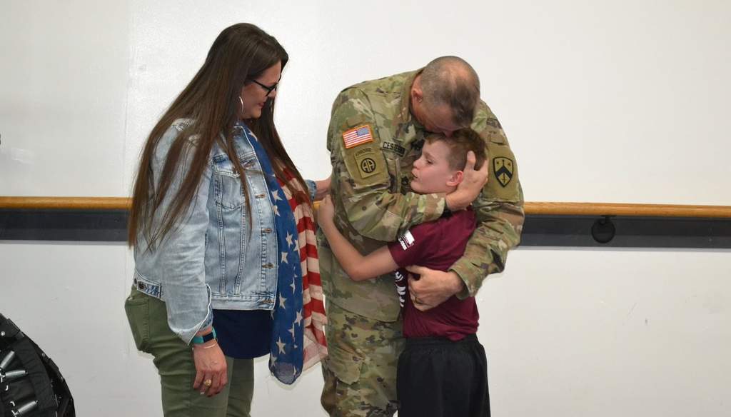 Reencuentro entre militar y su hijo se vuelve viral