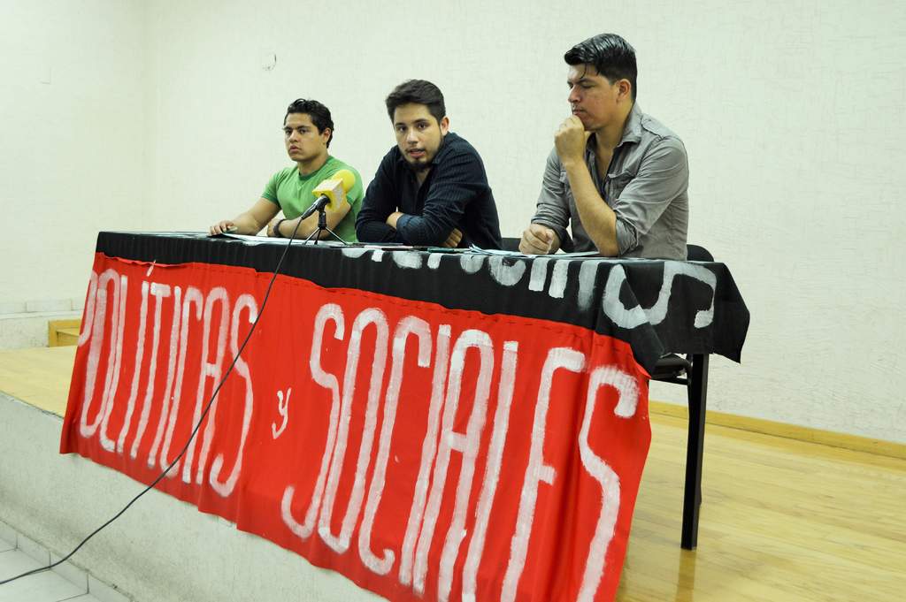 Estudiantes exigen diálogo con Zermeño por alza al transporte