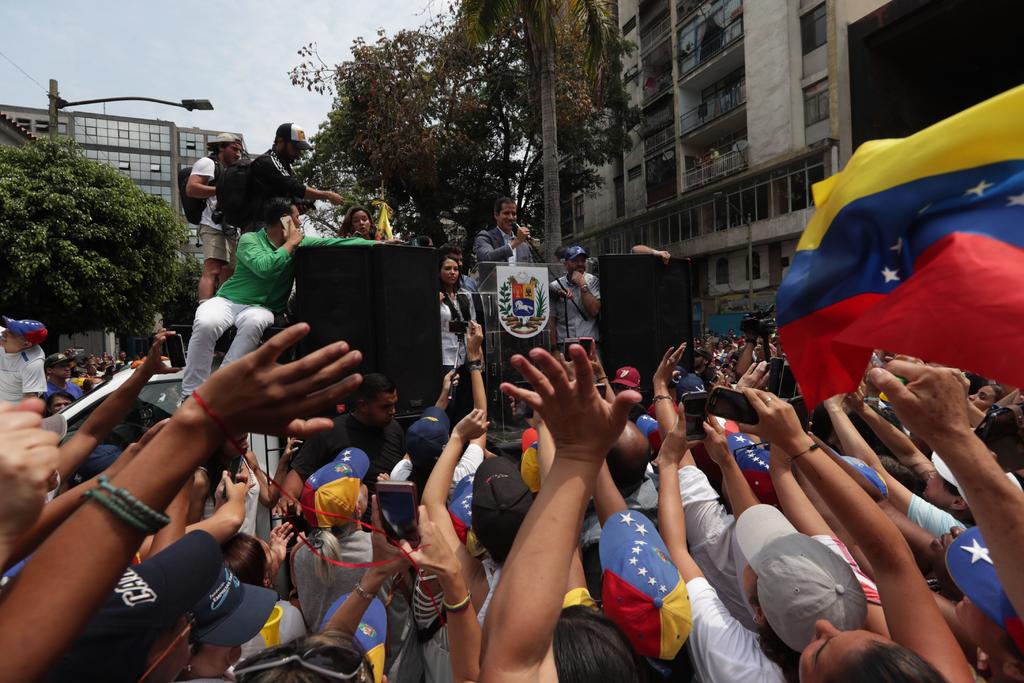 Venezolanos se dividen en las calles