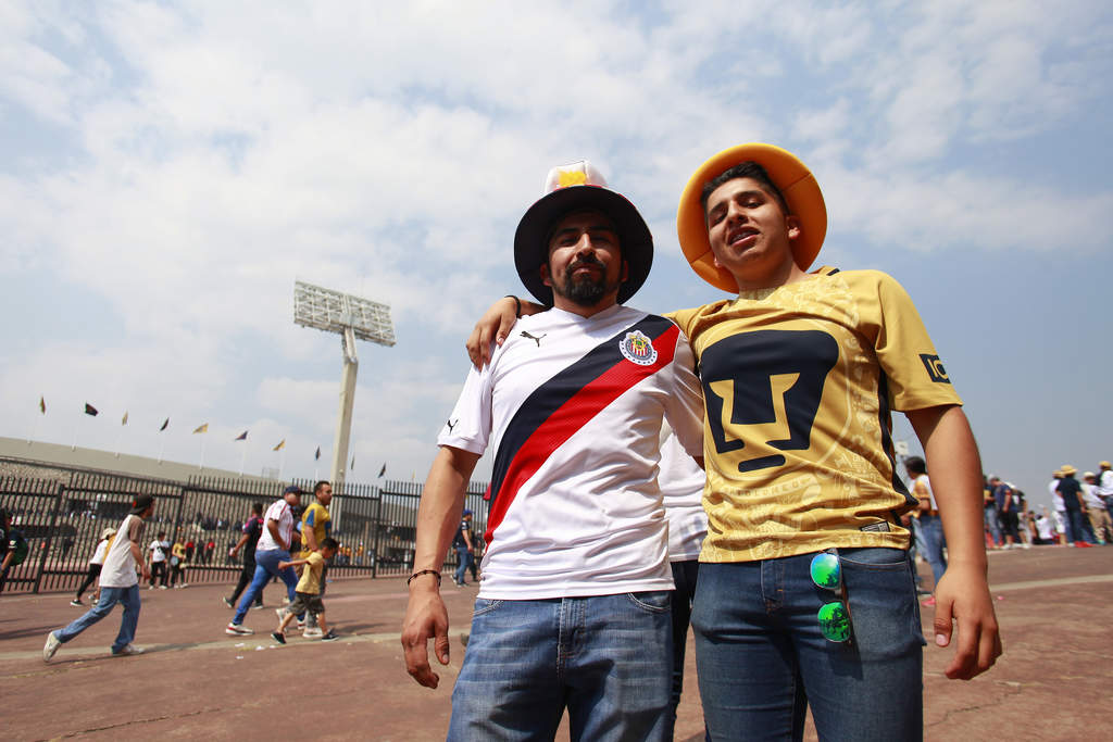 Pese a contingencia ambiental, Pumas-Chivas se juega