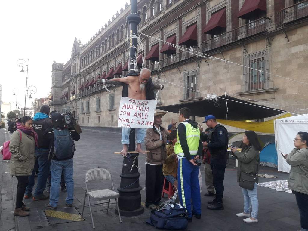 Hombre simula crucifixión para pedir audiencia con AMLO