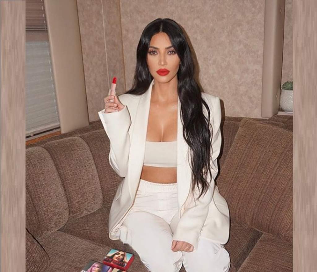 Kim Kardashian deslumbra con su escultural figura en traje de baño