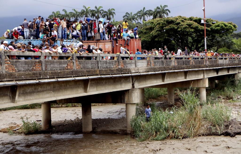 Venezolanos rompen bloqueo en Colombia