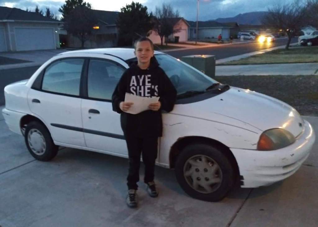 Niño de 13 años vende su Xbox para comprarle un auto a su madre