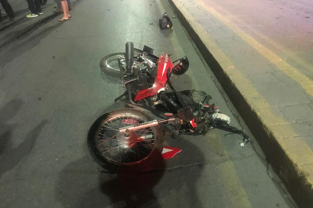 Muere motociclista tras chocar con auto