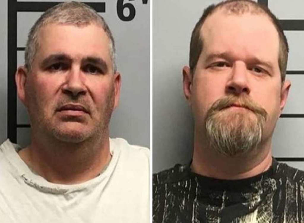 Dos hombres arrestados por tomar turnos para dispararse