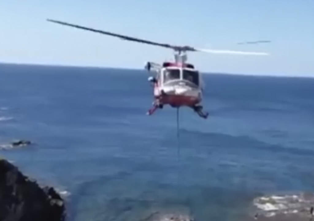Bomberos rescatan a vaca con helicóptero