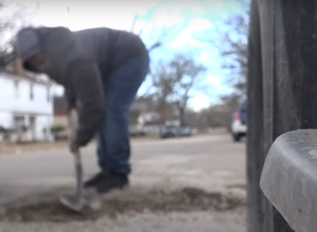 Niño decide tapar por sí solo los baches de su calle