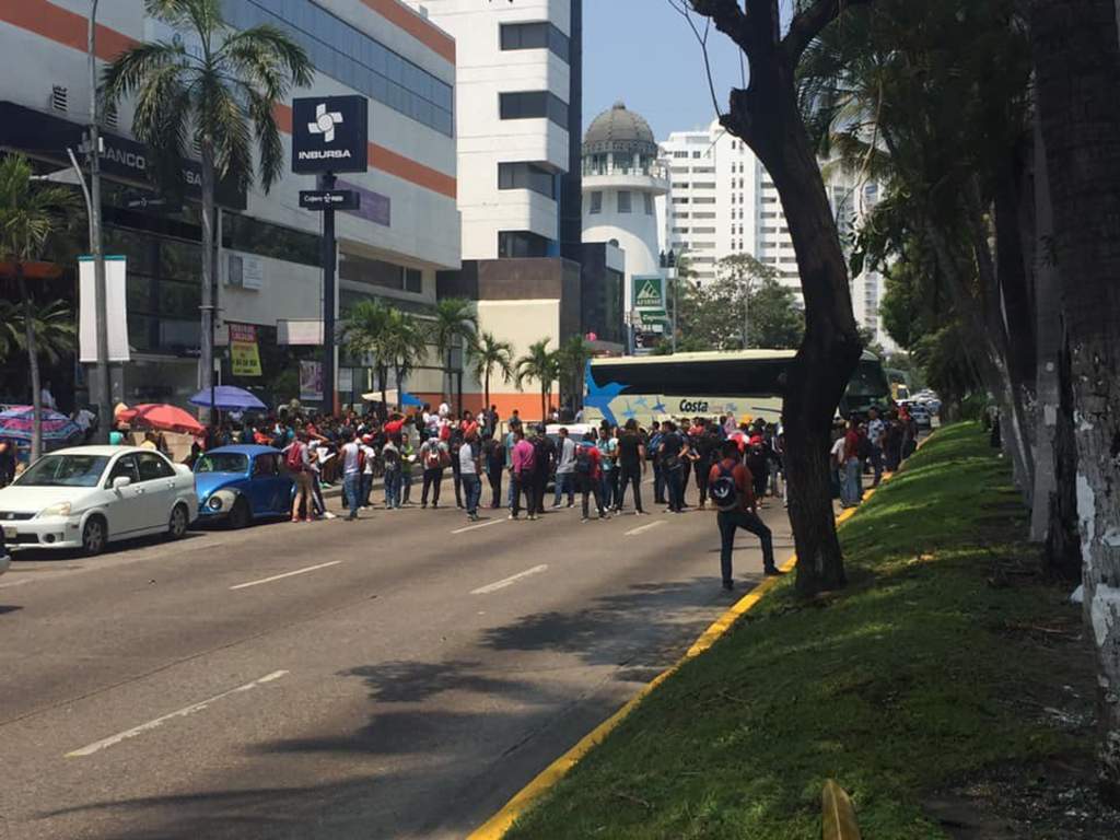 Normalistas de Ayotzinapa bloquean zona turística en Acapulco