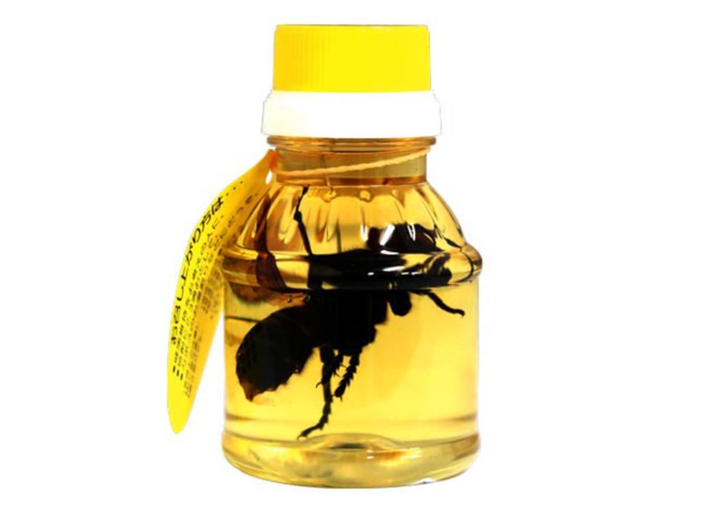 Miel con avispas causa polémica en Japón