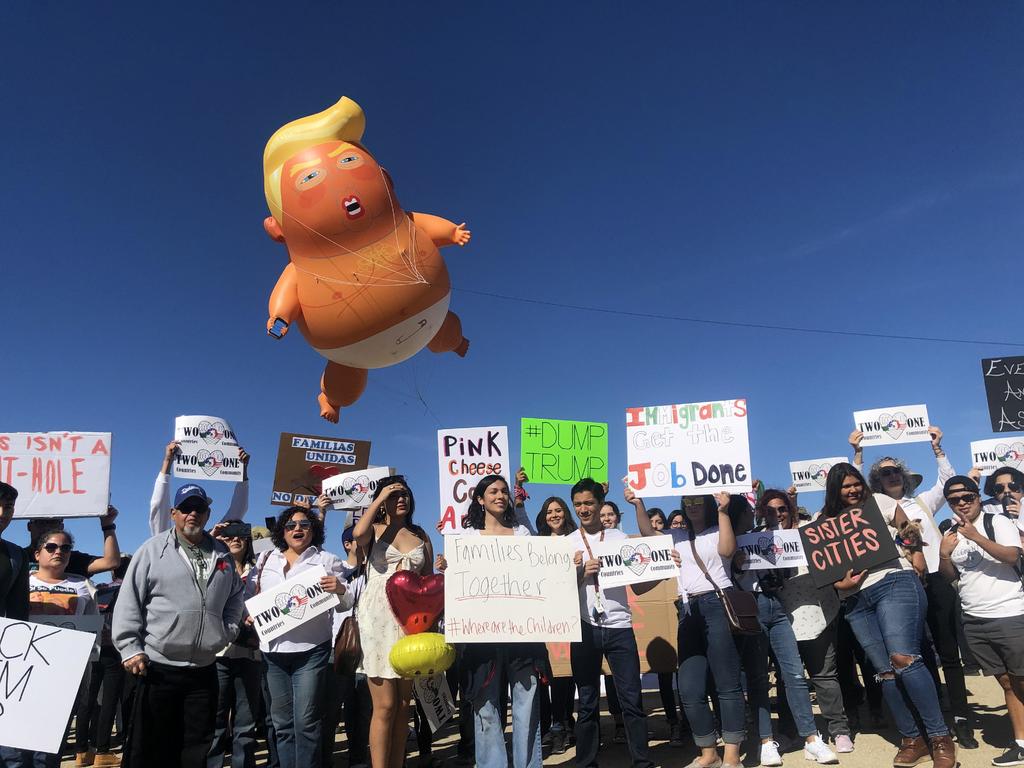 'Bebé Trump' sobrevuela frontera con México