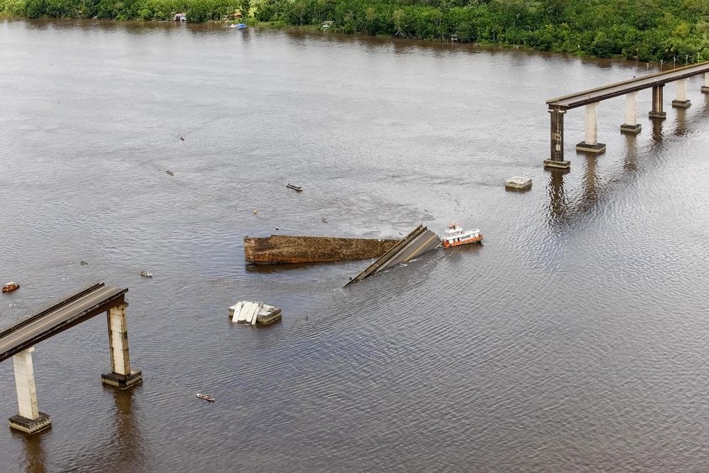 Ferry choca con puente en Brasil