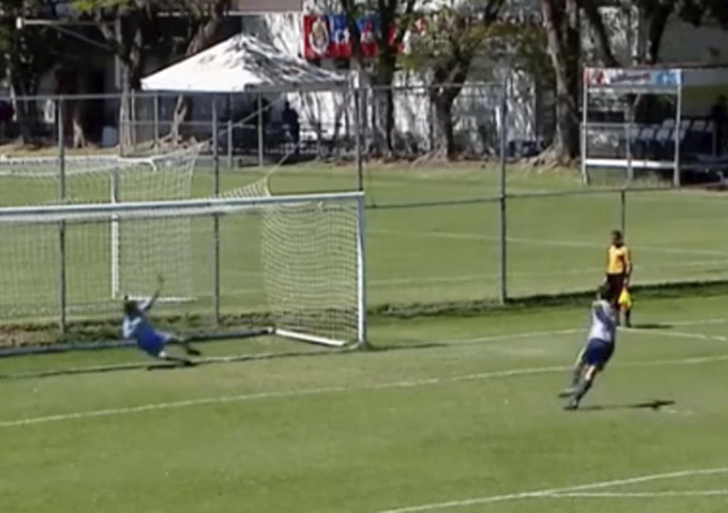 VIDEO: Jugador marca insólito gol de penal por 'accidente'