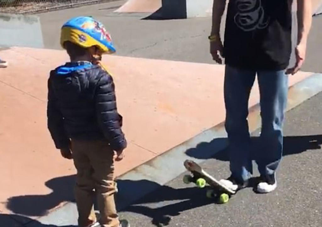 VIRAL: Adolescentes le enseñan a niño con autismo a patinar