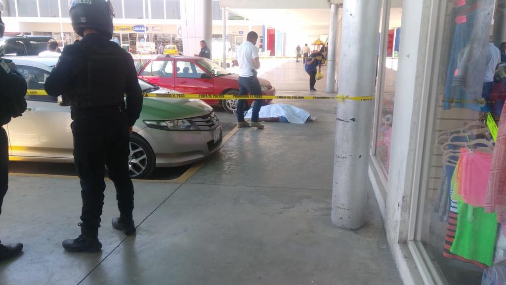 Muere hombre afuera de centro comercial en Torreón