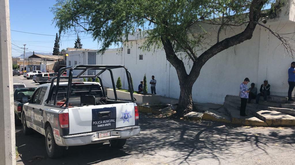 Abandonan vehículo con siete mil litros de combustible ilegal en Ramos Arizpe
