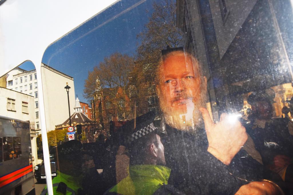 Arrestan a Julian Assange, fundador de WikiLeaks