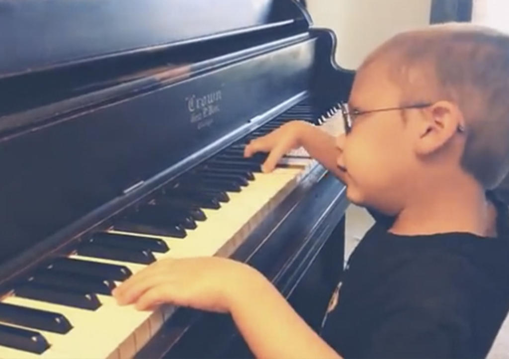 Niño invidente enamora con Bohemian Rhapsody en piano