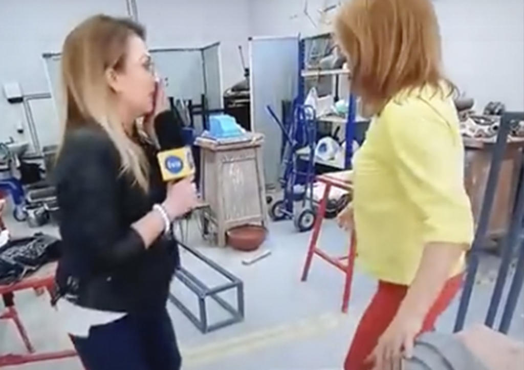 VIDEO: Reportera destroza escultura durante entrevista