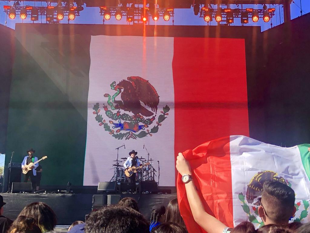 Con banderas, reciben a Los Tucanes de Tijuana en Coachella