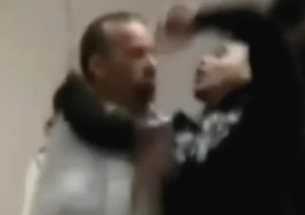 Arrestan a alumno por hacer llave de WWE a su director