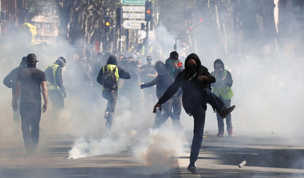 'Chalecos amarillos' reúnen a 31 mil durante protestas en Francia