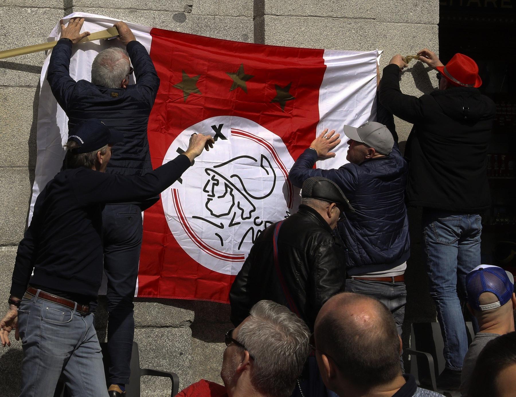 Policía italiana detiene a cinco aficionados holandeses armados