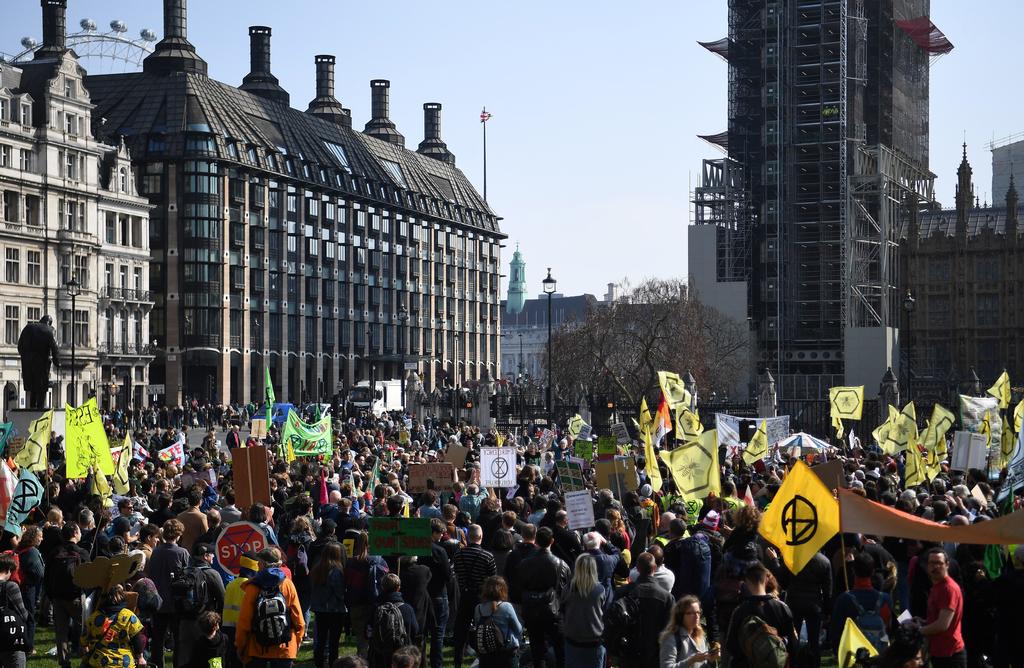Bloquean ambientalistas carreteras de Londres por cambio climático
