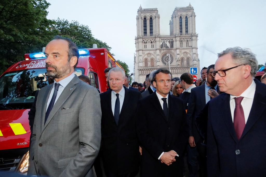 Llega Macron a Notre Dame para seguir combate a incendio