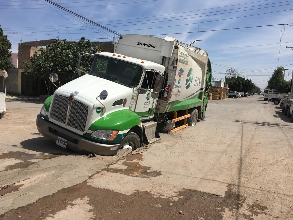 Se hunde camión recolector de basura en Torreón