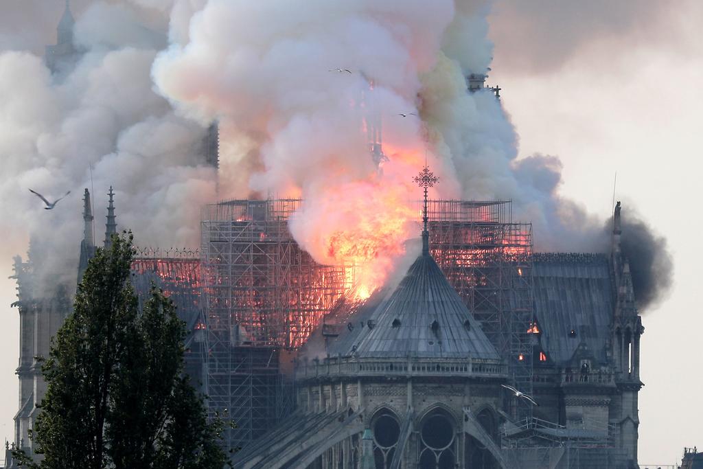 Arde Notre Dame, símbolo de París